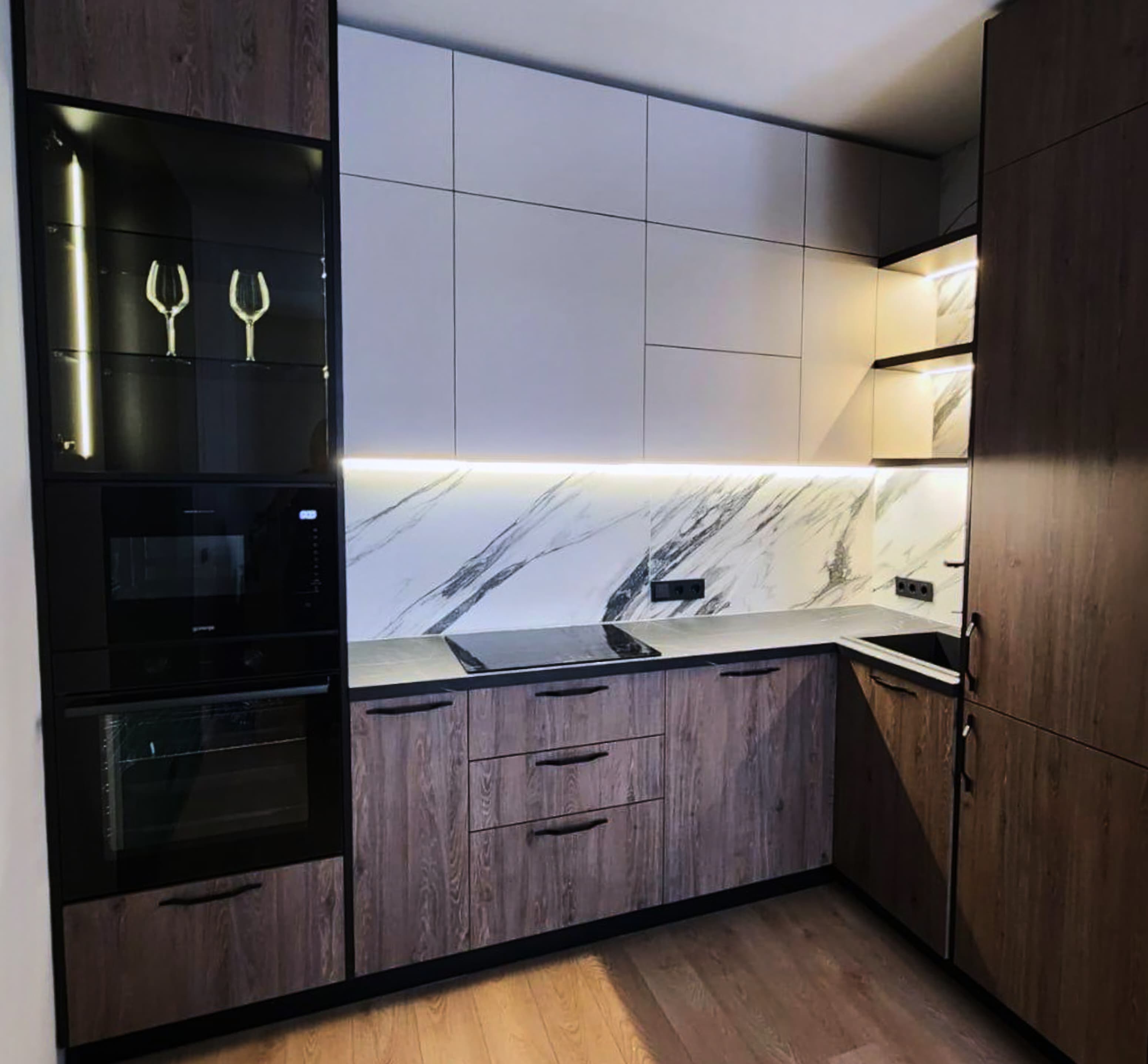 Кухня прямая с камнем